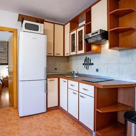 דירה In With Balcony, Air Condition, Wifi לופאר