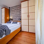 In With Balcony, Air Condition, Wifi Apartament Lopar