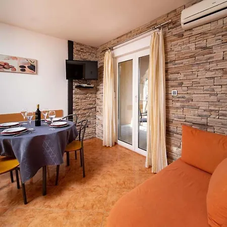 In With Balcony, Air Condition, Wifi Apartament *