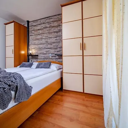 In With Balcony, Air Condition, Wifi Apartment Lopar