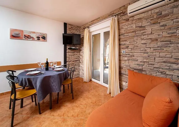 In With Balcony, Air Condition, Wifi Apartament *