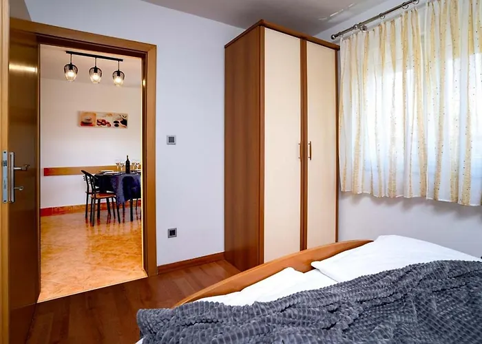 Apartament In With Balcony, Air Condition, Wifi Lopar